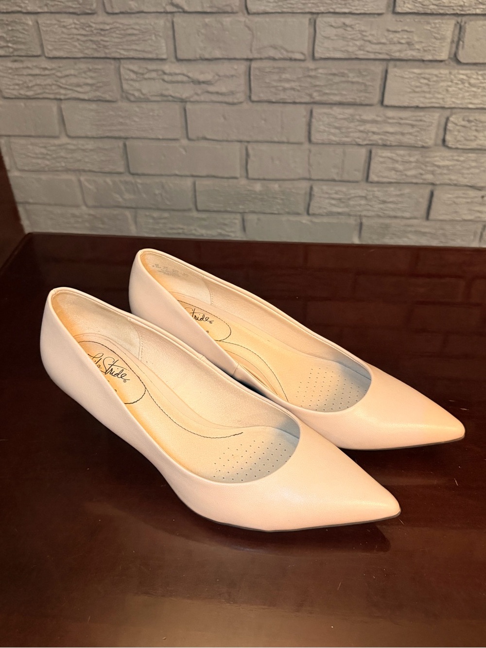 LifeStride Ivory Kitten Heel Pumps – Size 9.5M - Picture 2 of 7
